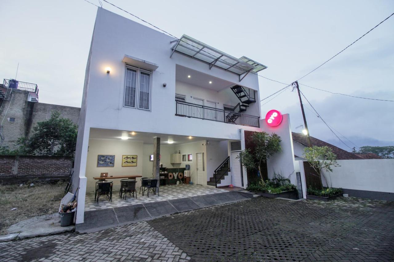 Oyo 396 Tibrae Residence Syariah Lembang Extérieur photo